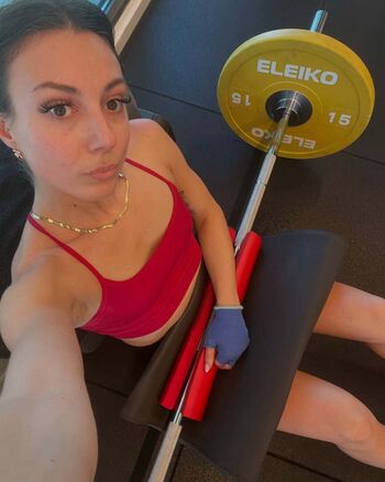 ninamissfit.model