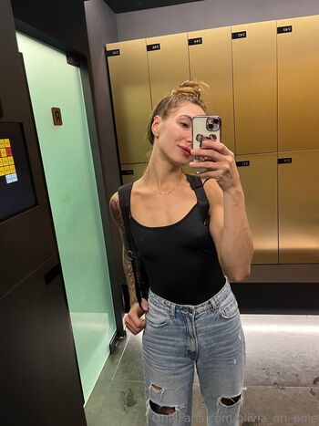 olivia_on_pole