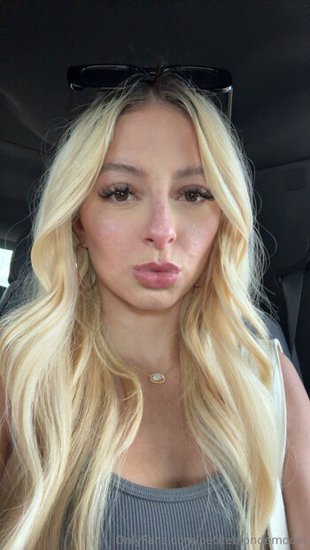 petiteblondemodel