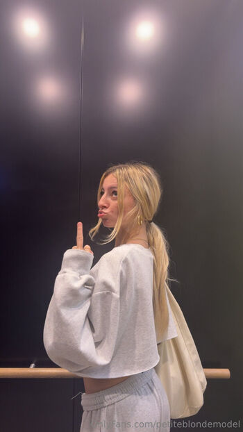 petiteblondemodel