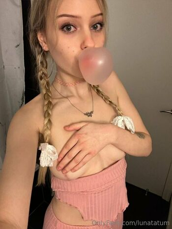 pinklunaxo