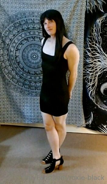 roxie-black