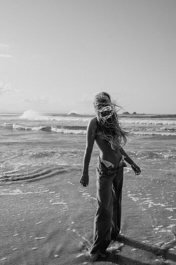 Sjana Elise Earp