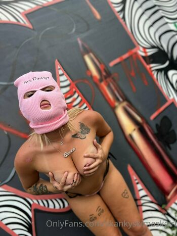 skankyskimaskgirl