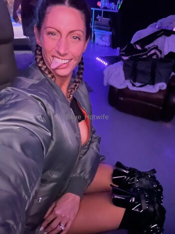 skye_hotwife