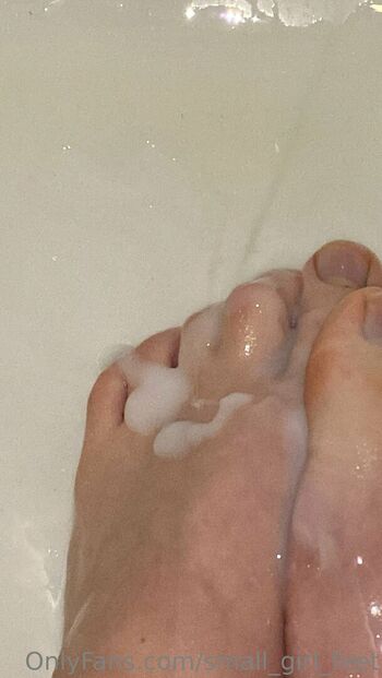 small_girl_feet