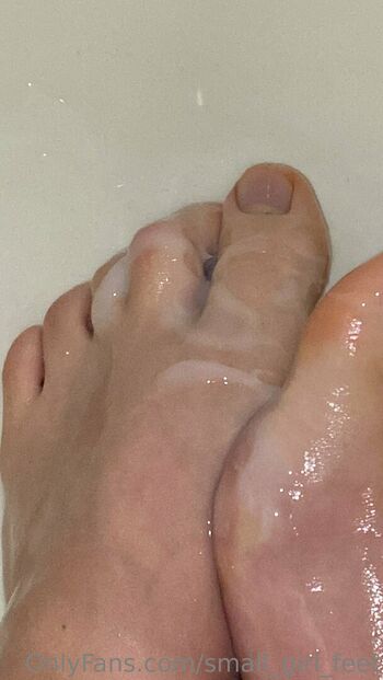 small_girl_feet