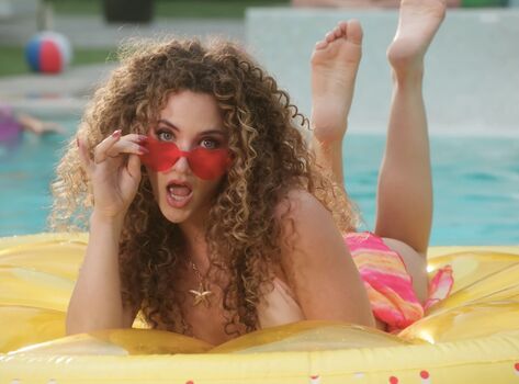 Sofie Dossi