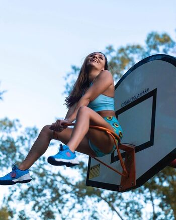 Violeta Dee