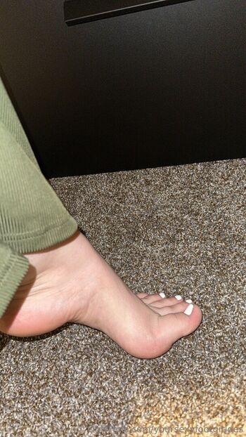 yoursexyfootgirldes