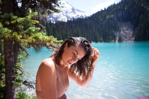 Serinda Swan